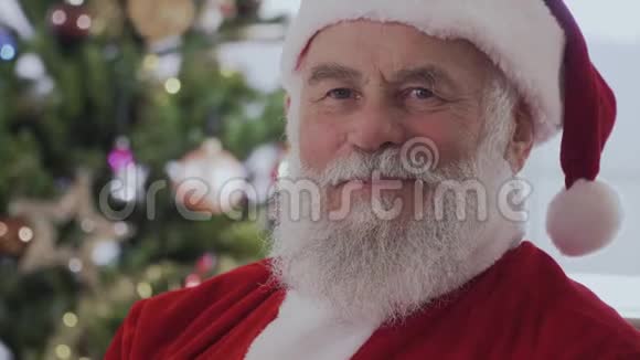 戴着红帽子和圣诞服的圣诞老人在笑视频的预览图