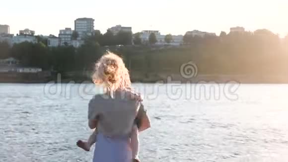城河上的母女妈妈抱着女儿旋转视频的预览图