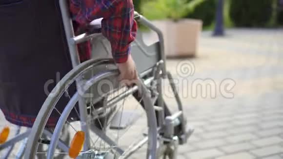 关闭使用轮椅的残疾人视频的预览图