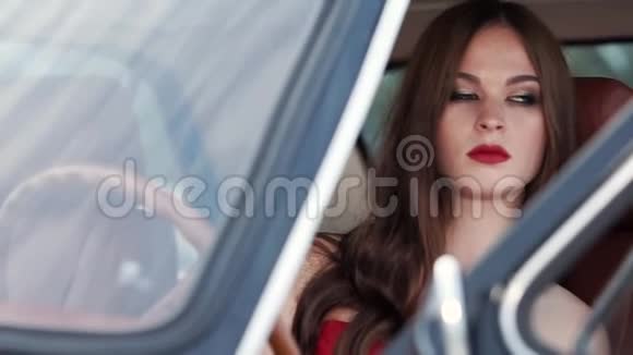 一位坐在车轮后的女士的肖像女士已经化妆了视频的预览图