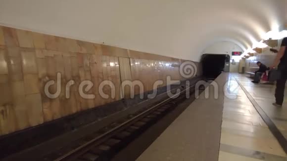 前往莫斯科地铁站的列车到达前景视频的预览图