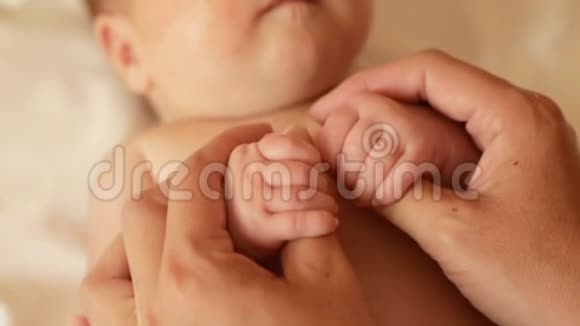妈妈温柔地拥抱着婴儿小手视频的预览图