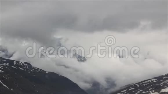 雪山和云彩时间流逝视频的预览图