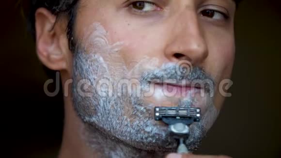 刮胡子时的人脸是用泡沫处理的用来刮胡子时的头发剃掉剃须刀视频的预览图