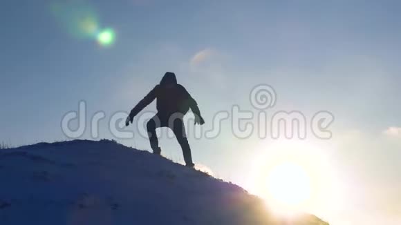 带背包的游客在雪山上旅行登山者轻轻地从雪山上下来滑下来视频的预览图