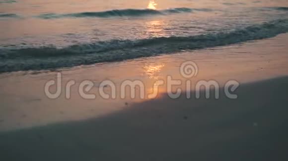日落时沙滩冲浪视频的预览图