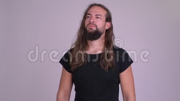 一位留着长发的年轻有胡子的嬉皮士视频的预览图