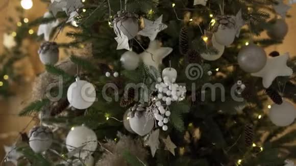 美丽的圣诞树有仙女灯和节日装饰视频的预览图