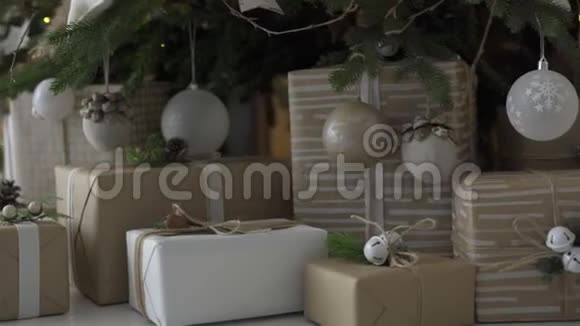 圣诞树下有装饰和礼物在阁楼内部视频的预览图