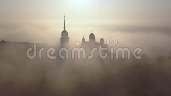 雾蒙蒙的早晨在弗拉基米尔的假设大教堂大教堂上空云雾缭绕鸟的视野视频的预览图