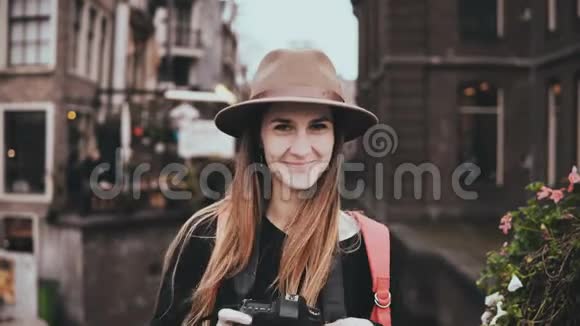 生活方式肖像专业摄影师4K漂亮开朗的女士戴着时尚的帽子和相机拍照视频的预览图