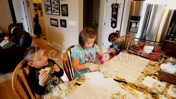 快乐的孩子们吃饼干包一些礼物视频的预览图