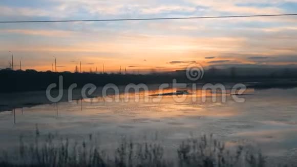 夕阳湖景美丽云映水视频的预览图