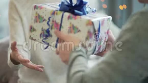 男人送圣诞礼物给女友的特写镜头圣诞节的气氛视频的预览图