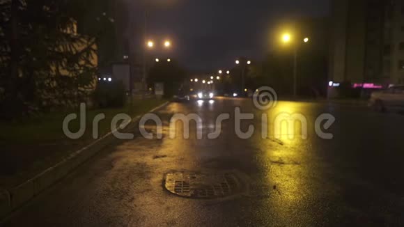 在夜间城市灯光的背景下汽车停在路边夜路视频的预览图