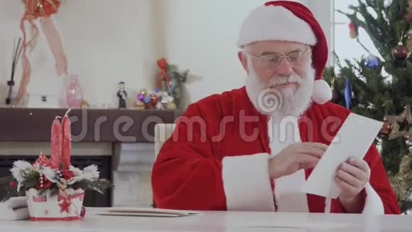 圣诞老人读孩子们的信视频的预览图