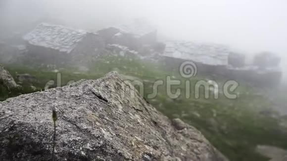 雾蒙蒙的高山村视频的预览图