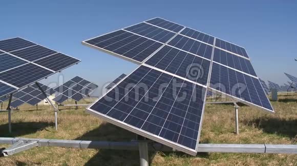 太阳能集热器遵循太阳的方向太阳能用电视频的预览图