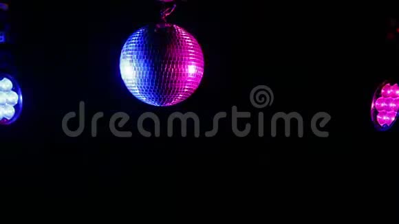 工作照明光线中黑色背景的迪斯科舞厅视频的预览图