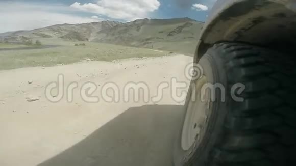 沿着山谷行驶的汽车车轮的景色越野车骑在乡村的高山公路上汽车旅行视频的预览图