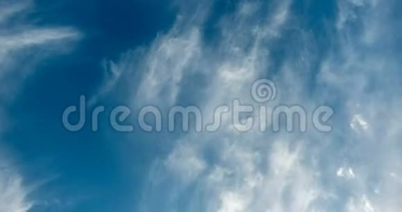 飞机在云层中飞行循环视频视频的预览图