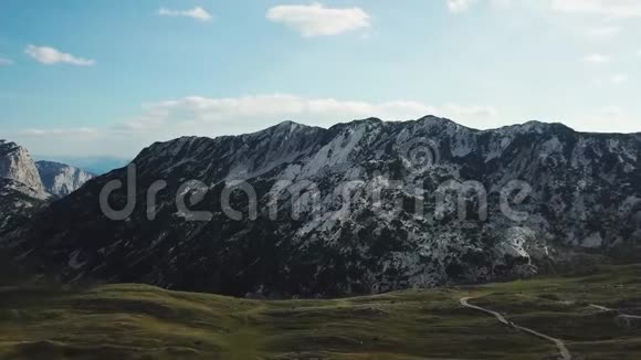 山顶景石山覆盖绿覆盖库存在青翠的山上蓝天上点缀着云彩视频的预览图