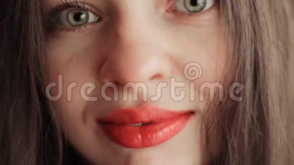 美丽迷人的年轻女孩一副高兴的样子性感的嘴唇面的特写视频的预览图
