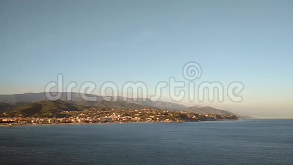 度假小镇丘陵海岸和大海意大利萨沃纳AlbissolaMarina视频的预览图