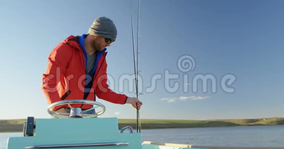 男子乘坐摩托艇在4K河视频的预览图