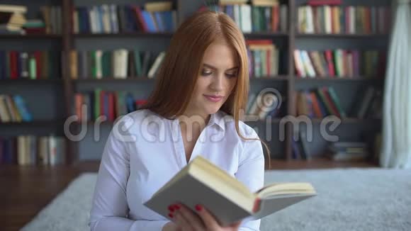 可爱的少女近距离学习20多岁的金发模特看了一本书的翻页手牵手特写视频的预览图