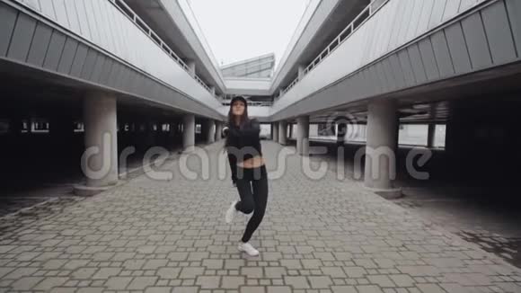 跳舞的女孩正在表演现代嘻哈舞摆姿势扭扭现代自由式视频的预览图