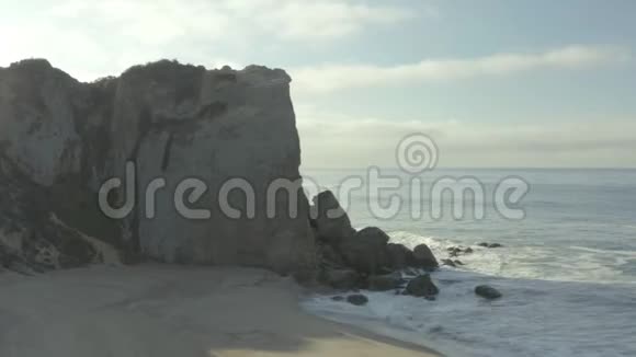 在海滩上绕着悬崖飞行视频的预览图