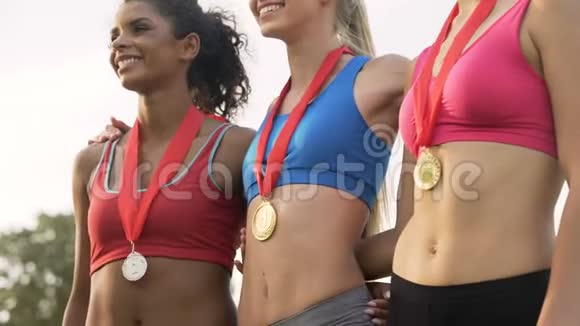 在镜头前摆姿势的国家队女冠军骄傲视频的预览图