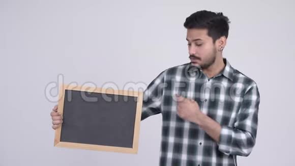 年轻快乐的留胡子的印度男人拿着黑板竖起大拇指视频的预览图