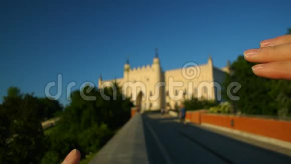 游客双手勾勒卢布林城堡的热门旅游地标特写视频的预览图