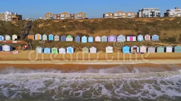 从上面看英国南部海岸五颜六色的小屋视频的预览图