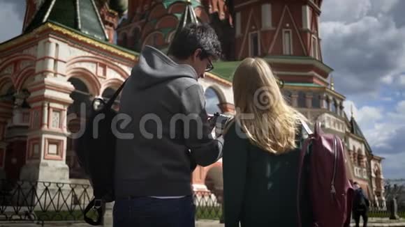 拍摄莫斯科大教堂克里姆林宫照片的年轻夫妇游客的后景视频的预览图