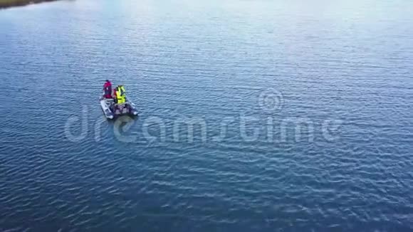 奥兰群岛蓝海捕鱼充气船斯堪的纳维亚景观视频的预览图
