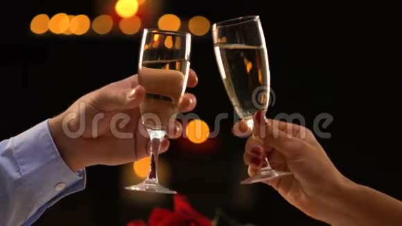 女人和男人用香槟浪漫的约会庆祝节日视频的预览图