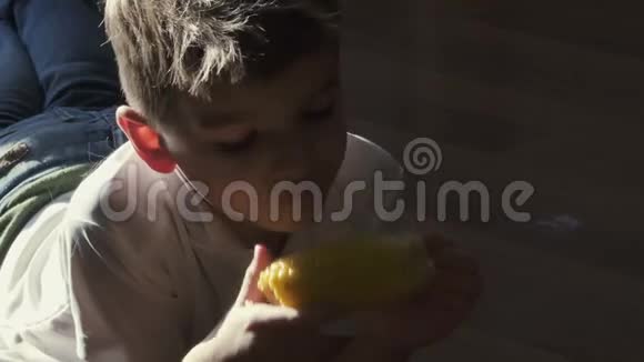 小男孩在阳光下吃玉米视频的预览图