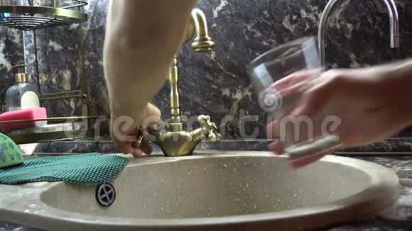 玻璃在水槽里用水冲洗视频的预览图