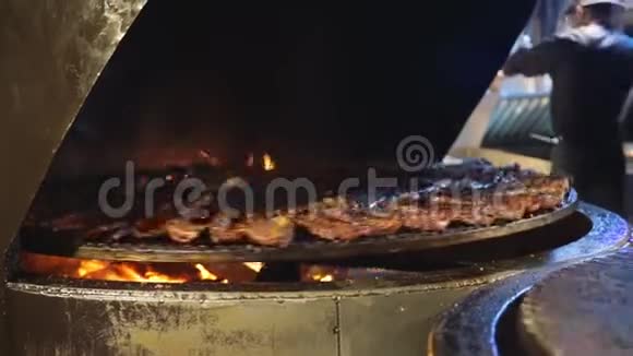 厨师在烤架上煮排骨视频的预览图