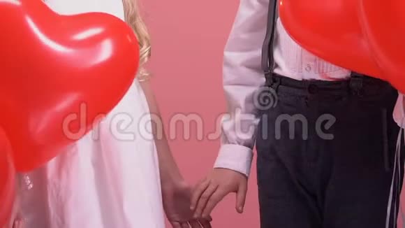 可爱的小夫妻手拿气球孩子们在浪漫的约会爱视频的预览图