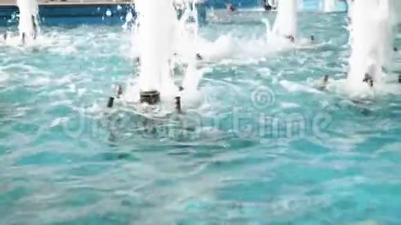 小镇中心的喷泉高高的溪流游泳池的蓝色水晴天市中心天气温暖视频的预览图