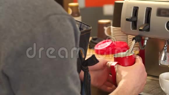 咖啡屋里有一台机器为热卡布奇诺蒸奶视频的预览图