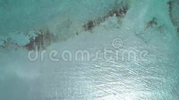 飞越蓝色海面晶莹剔透的海水美丽地折射出蓝色海面上的光芒视频的预览图