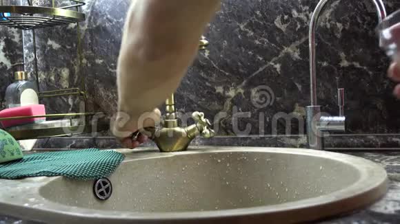 玻璃在水槽里用水冲洗视频的预览图