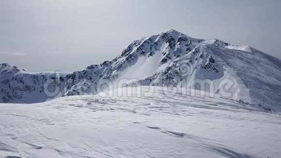 美丽的冬季空中飞行飞越山脉景观阿尔卑斯山冒险徒步旅行旅行的概念视频的预览图