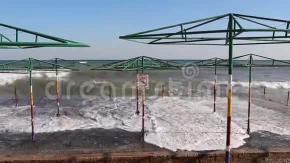 秋天克里米亚空海滩上的波浪起伏视频的预览图