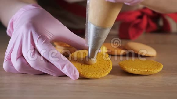 糕点厨师正在用糖果袋给柠檬杏仁饼加满奶油视频的预览图